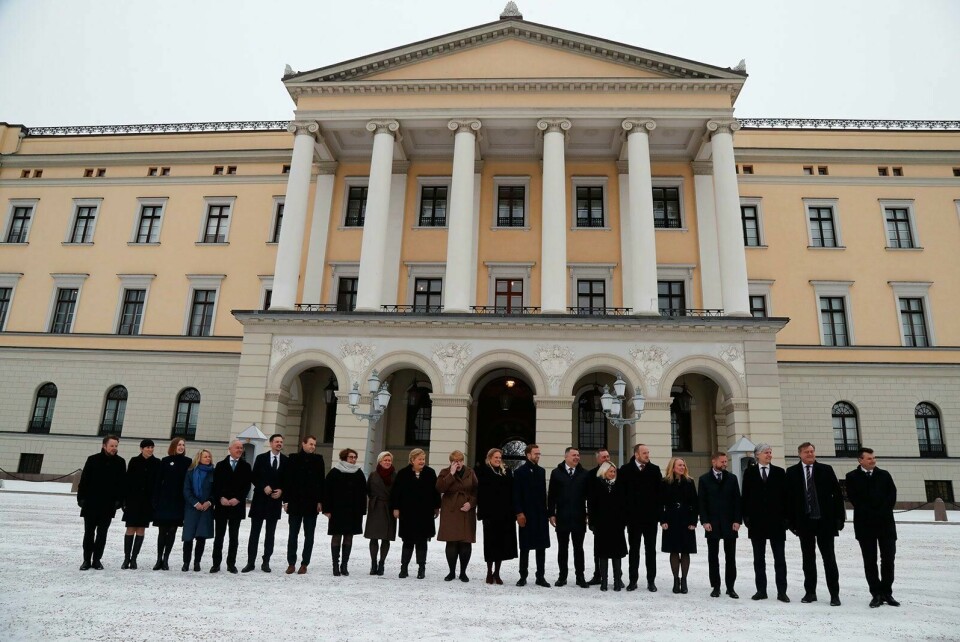 22 statsråder med statsminister Erna Solberg i spissen tok plass på Slottsplassen i går. FOTO: HEIKO JUNGE/NTB SCANPIX