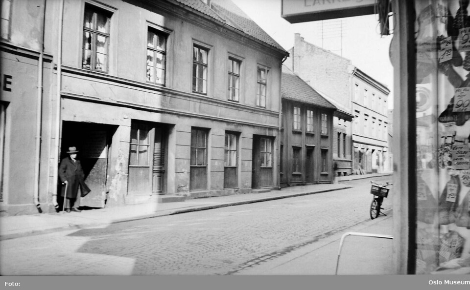Lakkegata 14 var 'Appelsin-Herman's foreldres bolig fra 1820-62. Huset ble revet 1936, samme år som bildet ble tatt. Fotograf: Holland, Fritz Albrecht Grevelius