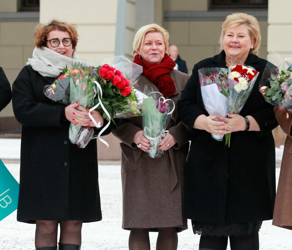 Fornøyde: Siv Jensen og Erna Solberg har grunn til å smile når Olaug Bollestad og KrF sikrer dem en regjering med flertallet bak seg i Stortinget. FOTO: HEIKO JUNGE/NTB SCANPIX