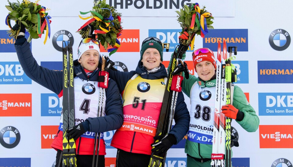Tarjei Bø, Johannes Thingnes Bø og Benedikt Doll på seierspallen i Ruhpolding torsdag.