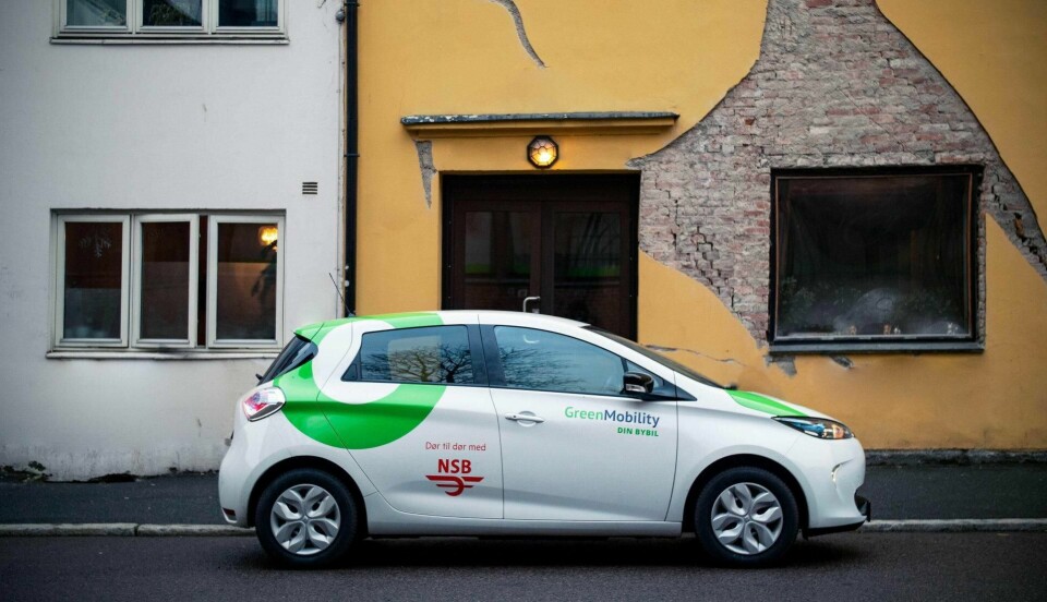 Elbilene til NSB er ute i gatene. Ansatte skal flytte dem rundt ved behov, og sørge for at de har strøm i batteriet.