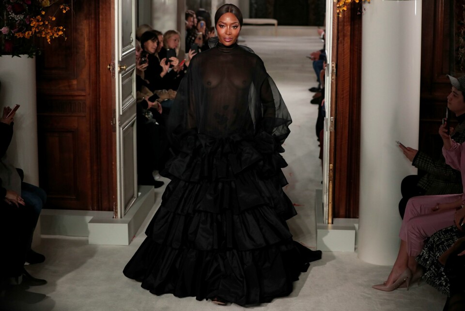 Naomi Campbell på catwalken for Valentino under haute couture-visningene i Paris. Model Naomi Campbell presents a creation by Italian designer Pier Paolo Piccioli as part of his Haute Couture Spring-Summer 2019 collection show for fashion house Valentino in Paris, France, January 23, 2019. REUTERS/Benoit Tessier TEMPLATE OUT