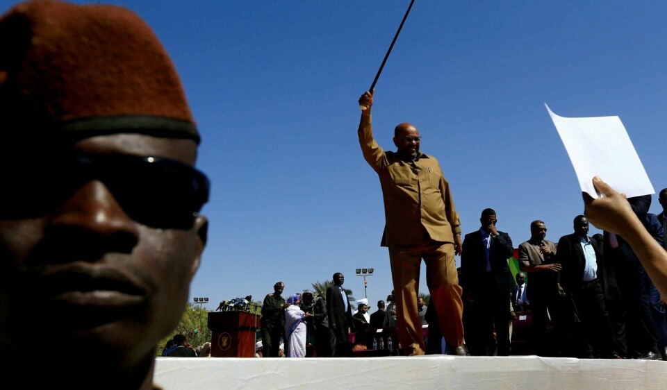 PROTESTER: Sudans president Omar al-Bashir vinker til støttespillerne sine under et arrangement i Khartoum tidligere i måneden. Motstanden mot presidenten øker. FOTO: MOHAMED NURELDIN ABDALLAH/NTB SCANPIX