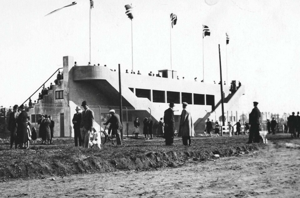 1939: Det var mer enn 4.000 tilskuere som deltok på åpningen av Melløs Stadion i 1939. Publikum fikk se turnoppvisning, friidrett og en forsoningskamp mellom Moss FK og Sprint. MFK hadde tilhørt den borgerlige idrettsbevegelsen, mens Sprint var en fremtredende klubb innen Arbeidernes Idrettsforbund (AIF). FOTO: