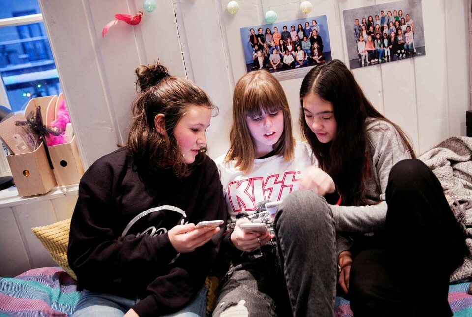 livet på snap: Selma, Elvira og Lilja har alle opplevd å få dickpics på snapchat. Men å slette snapchat synes de ikke er noen løsning. – De voksne må heller ta tak i problemet, mener 7.-klassejentene.