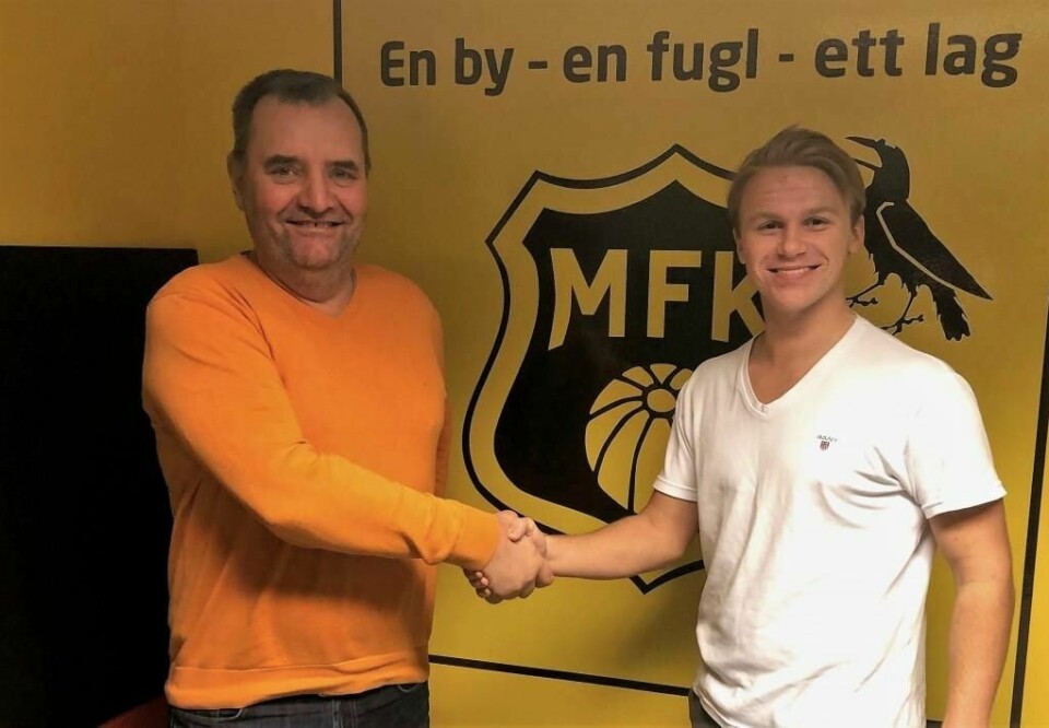 Christoffer Guttulsrød (til høyre) har en fortid i Sprint-Jeløy. Nå er han klar for MFK. Her med styremedlem Runar Borgersen.