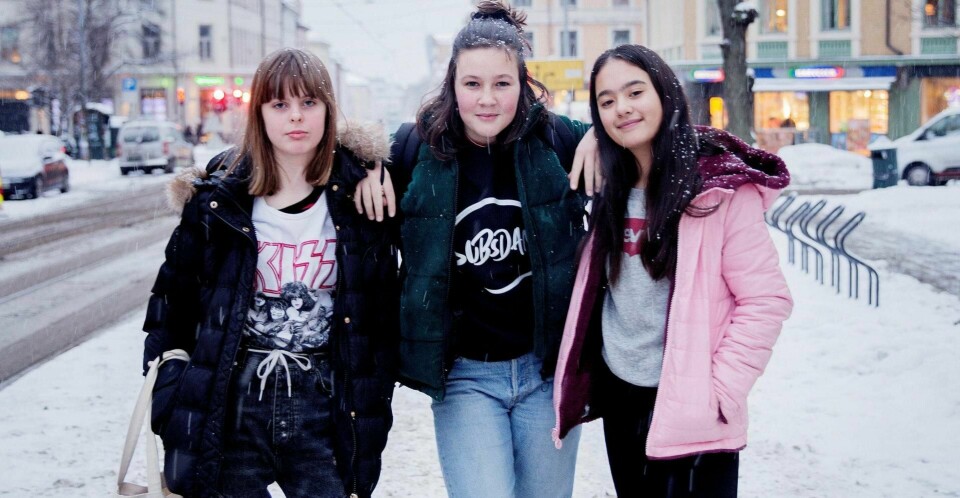 Selma, Elvira og Lilja har alle opplevd å få dickpics på snapchat. Men å slette snapchat synes de ikke er noen løsning. – De voksne må heller ta tak i problemet, mener 7.-klassejentene.