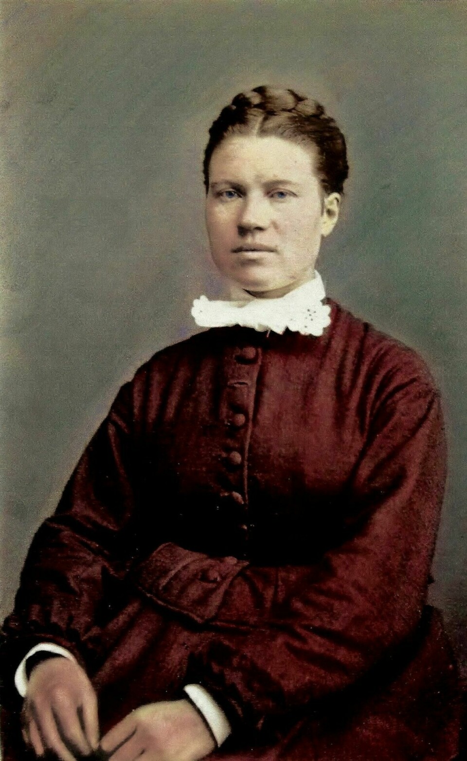 Marte Marie Syversen (1848-91) var en av virkelighetens Albertiner, her avfotografert av Kristianiapolitiet til fortegnelsen over prostituerte i byen. Tilnavnet «Spraderen» kan hun ha fått grunnet bruk av flotte klær og sminke i de fattige bydelene. Bildet er håndkolorert av Tom Larsen, Ringerike slektshistorielag. Marte Marie Syversen (1848-91) var en av virkelighetens Albertiner, her avfotografert av Kristianiapolitiet til fortegnelsen over prostituerte i byen. Tilnavnet «Spraderen» kan hun ha fått grunnet bruk av flotte klær og sminke i de fattige bydelene. Bildet er håndkolorert av Tom Larsen, Ringerike slektshistorielag.