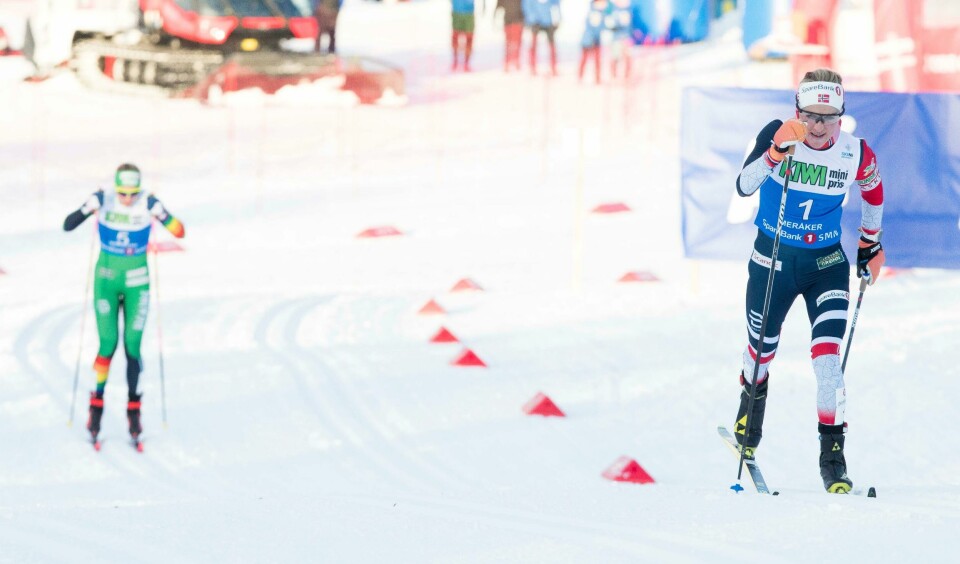 Therese Johaug rykker fra Astrid Uhrenholdt Jacobsen og de to var i særklasse i lørdagens løp. Meråker 20190202.Therese Johaug under 15 km skiathlon for kvinner på NM på ski i Meråker fredag.Astrid Uhrenholdt Jacobsen t.v.Foto: Terje Pedersen / NTB scanpix