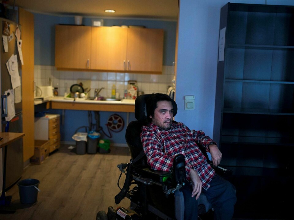 Funksjonshemmede Kristoffer Væhle Rodriguez frykter at han blir sittende mye inne, og ikke får råd til å ha et vanlig liv, nå som kommunen har doblet leien.