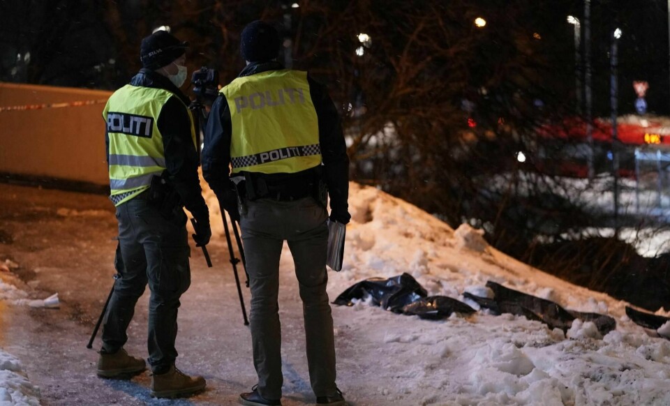 Politiet leter etter gjerningspersoner, etter at en mann i 40-årene ble slått og truet med kniv ved Stovner senter i Oslo søndag kveld.