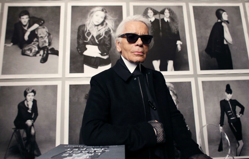 Lagerfeld var også en dyrktig fotograf, her foran åpningen av utstillingen i the Grand Palais i Paris i 2012 PATRICK KOVARIK / AFP (FILES) In this file photo taken on November 8, 2012 Chanel's creative director Karl Lagerfeld poses before the opening of his photo exhibition entitled 'Little Black Jacket' at the Grand Palais in Paris. - German fashion designer Karl Lagerfeld has died at the age of 85, it was announced on February 19, 2019. (Photo by PATRICK KOVARIK / AFP)