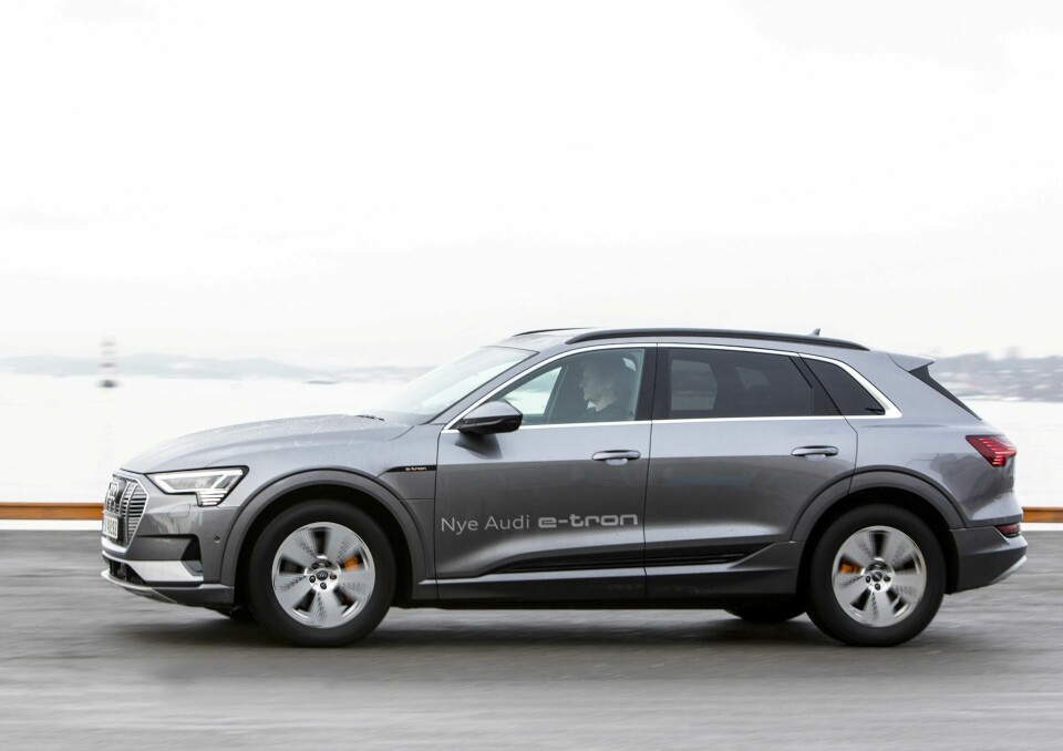 Audis første elbil er en stor SUV. Det gjør den forholdsvis dyr. Billigste utgave starter på 650.000 kroner, utgaven med litt utstyr starter på 740.000 kroner og ekstrautstyr kan gjøre det temmelig kostbart. BEGGE FOTO: OLE BERG-RUSTEN/NTB SCANPIX Audis første elbil er en stor SUV. Det gjør den forholdsvis dyr. Billigste utgave starter på 650.000 kroner, utgaven med litt utstyr starter på 740.000 kroner og ekstrautstyr kan gjøre det temmelig kostbart. BEGGE FOTO: OLE BERG-RUSTEN/NTB SCANPIX