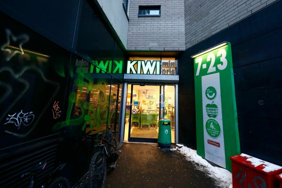 Den 20 år gamle russiske mannen stakk en 25 år gammel kvinne med kniv i en Kiwi-butikk i Oslo sentrum i midten av januar i år.