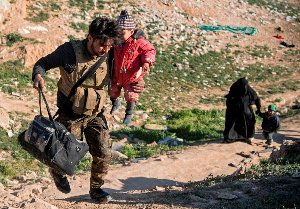 Rammes: Barna fortsetter å være de største ofrene i krigen i Syria. Kvinner og barn flykter fra kamphandlingene mot Den islamske staten IS i den østlige regionen Deir Ezzor i Syria denne uka.
