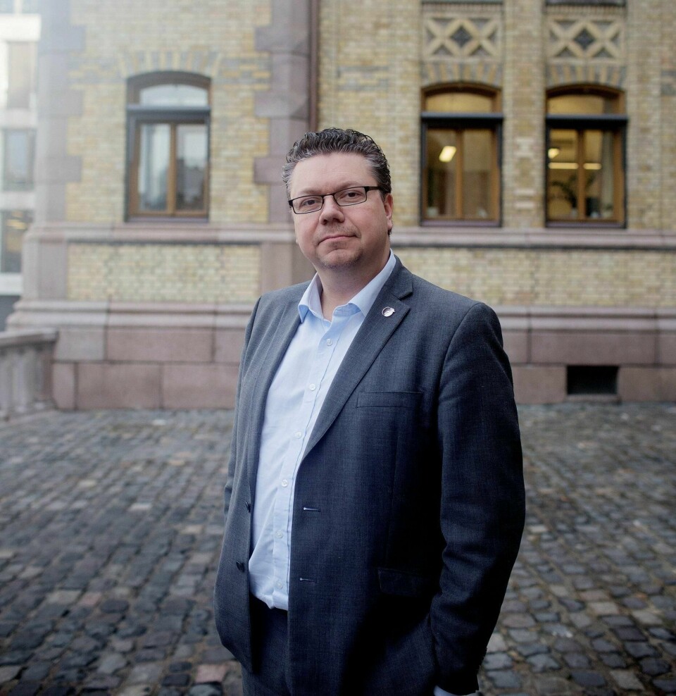 Stortingsrepresentant Ulf Leirstein (Frp) innrømmet å ha «gått over streken» da det ble kjent at han hadde delt hardporno med en 14 år gammel partikollega. Men årsmøtet i det nye fylkeslaget Viken Frp ga ham tillit til å lede deres årsmøte.