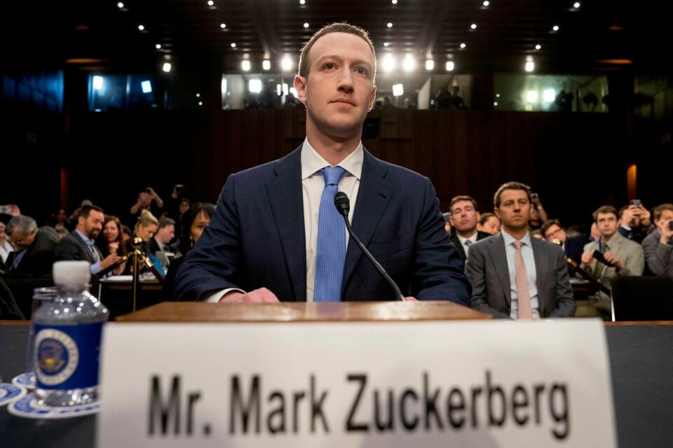 Grunnlegger av Facebook, Mark Zuckerberg, ble stilt til veggs i den amerikanske kongressen i sommer. Til det britiske parlamentet har han tre ganger nektet å forklare seg, og sendt mindre informerte medarbeidere i sitt sted.