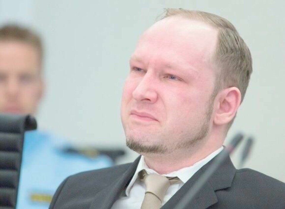 Anders Behring Breivik virker uberørt i retten men trakk fornøyd på munnvikene da aktor viste fram bilde av ham i uniform. FOTO: HEIKO JUNGE/NTB SCANPIX