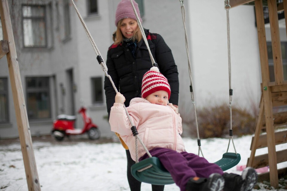 Mange har dratt på skiferie i nabolaget til Kristine Kleppo (37) og datteren Saga (3), men det har ikke de tatt seg råd til.
