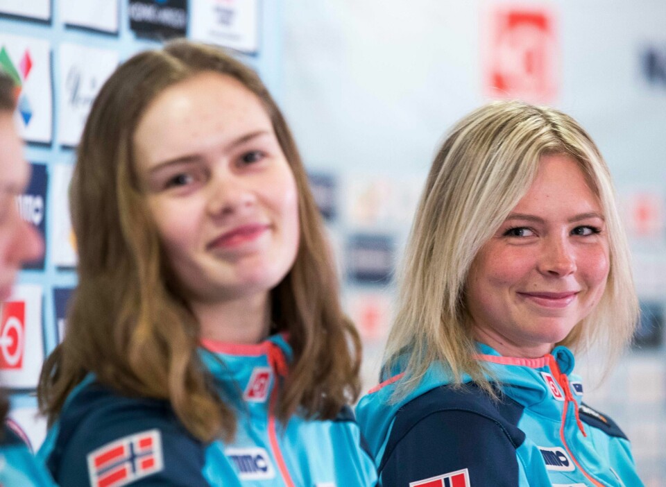 Maren Lundby og Anna Odine Strøm (t.v.) møtte mediene i Seefeld mandag.