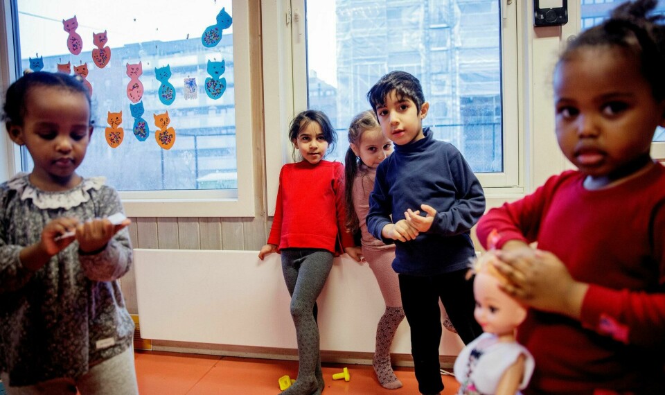 tøyen-barn: 14 ulike språk er representert i Sommerfryd barnehage. Men alle leker sammen på norsk. Sumaya (3) Lamar (5) Fariza (4) Yonus (4) og Zakia (3) går på storbarnsavdelingen Jordbær. tøyen-barn: 14 ulike språk er representert i Sommerfryd barnehage. Men alle leker sammen på norsk. Sumaya (3) Lamar (5) Fariza (4) Yonus (4) og Zakia (3) går på storbarnsavdelingen Jordbær.