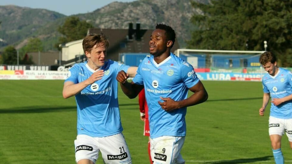 Kachi presset en Raufoss-spiller til sette ballen i eget nett, før han selv satte inn de lyseblås tredje mål i 4-3-seieren over Raufoss lørdag. Foto: Pål Karstensen