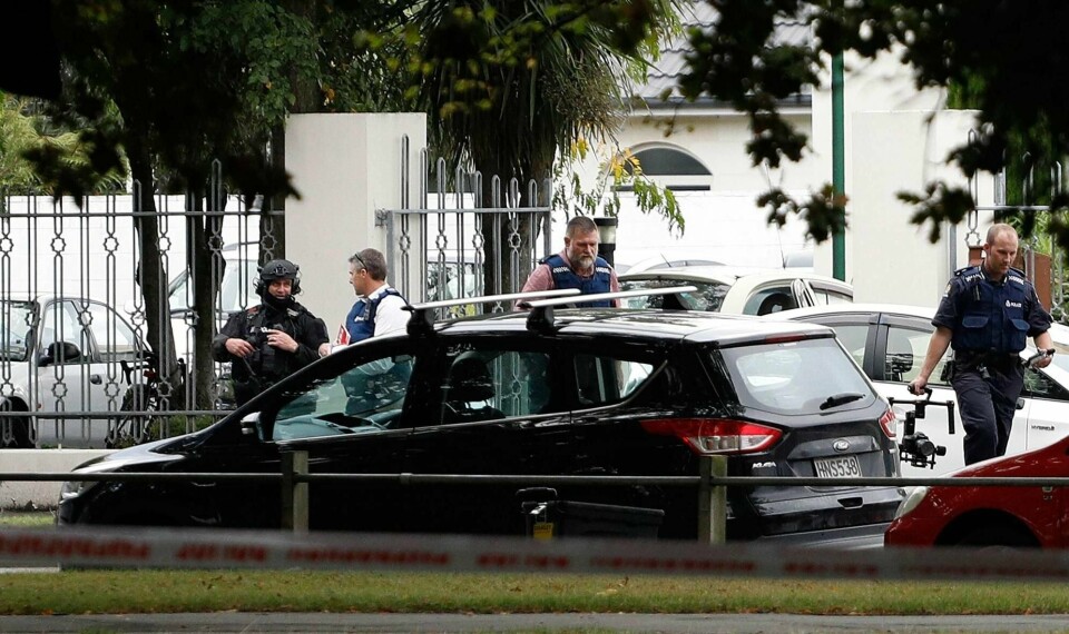 Politi i arbeid utenfor Noor-moskeen i Christchurch fredag etter terrorangrepet.