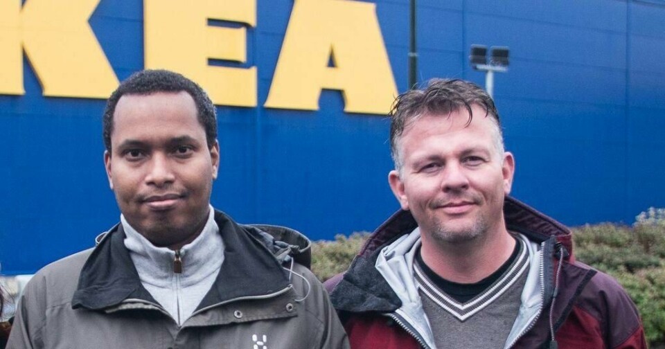 HK-tillitsvalgt Paal Flatabø på Ikeas kundesenter (t.h.) forteller at de ansatte jubler over at søndagen blir en fridag. Her sammen med konserntillitsvalgt i Ikea, Fawsi Adem.