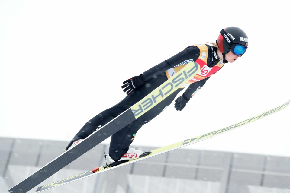 Maren Lundby hoppet lengst og tok ledelsen i Raw Air etter kvalifiseringen i Holmenkollen lørdag.