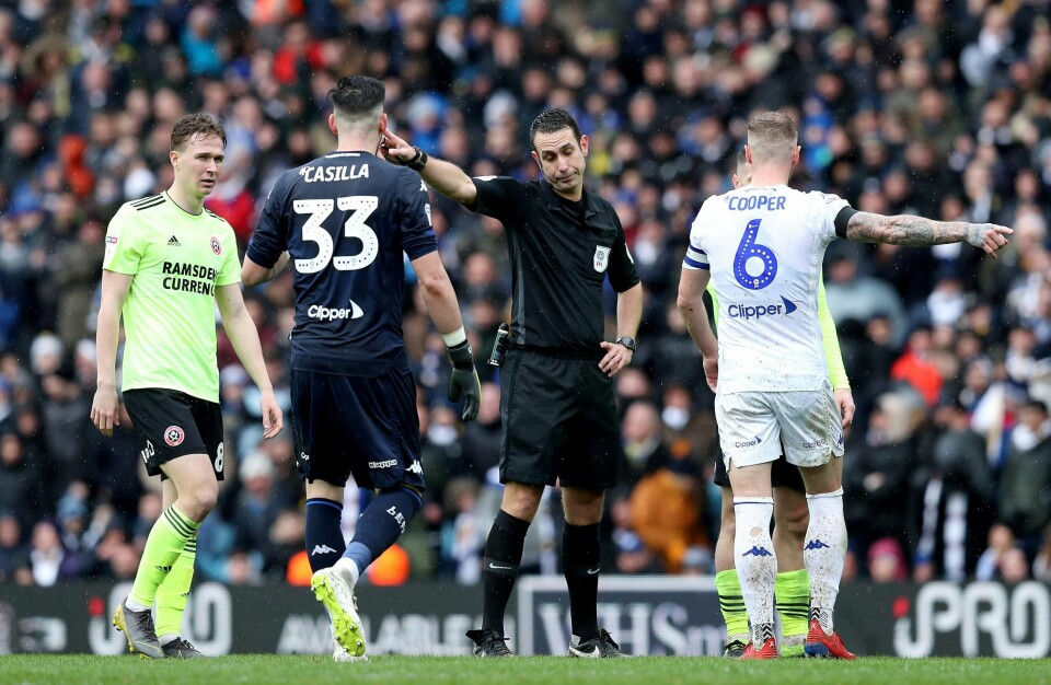 Leeds Uniteds Kiko Casilla får rødt kort av dommer David Coote i sluttminuttene på Elland Riad.