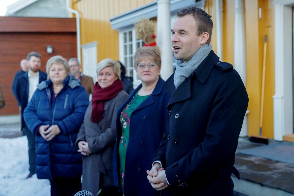 Statsminister Erna Solberg, finansminister Siv Jensen, kulturminister Trine Skei Grande og nestleder i KrF, Kjell Ingolf Ropstad, utenfor Granavolden Gjæstgiveri på Hadeland hvor regjeringsforhandlingene startet onsdag. FOTO: CORNELIUS POPPE/NTB SCANPIX