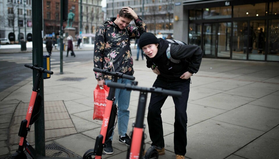 Jostein Nermoen (17) og Tom Resvoll (17) diskuterer om de skal teste ut det nye el-sparkesykkel-tilbudet i Oslo.