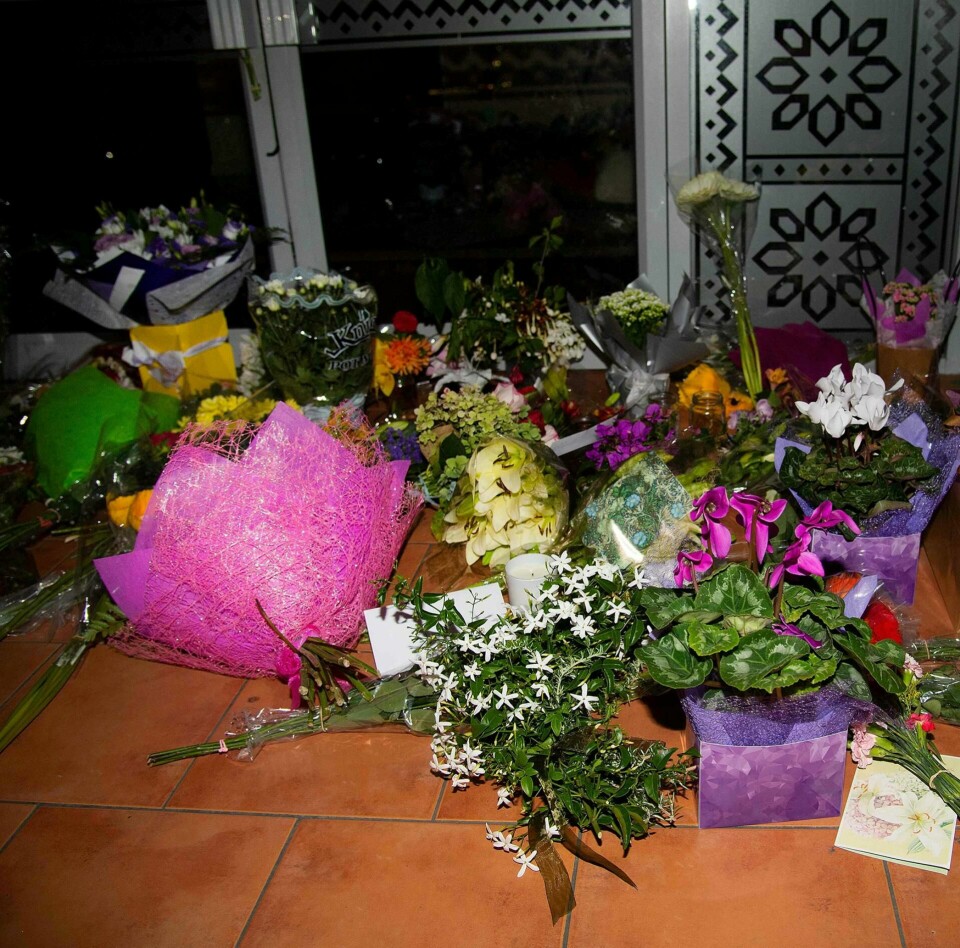 SØRGER: Blomster er lagt ut foran inngang til en moske i Wellington. FOTO: NTB SCANPIX SØRGER: Blomster er lagt ut foran inngang til en moske i Wellington. FOTO: NTB SCANPIX