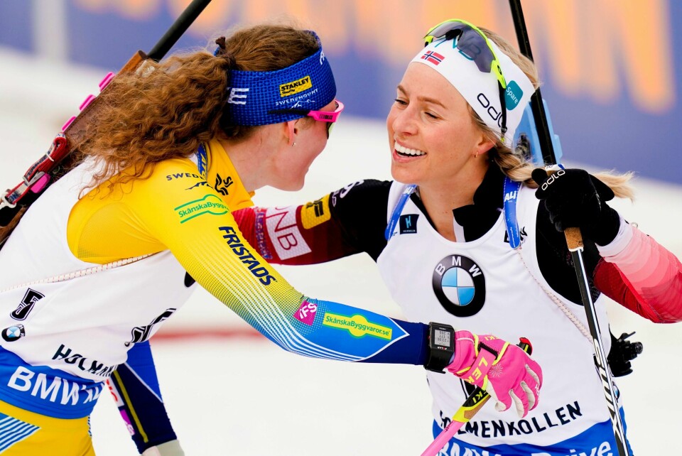 Hanna Öberg blir gratulert av Tiril Eckhoff etter seieren under verdenscup skiskyting 12,5 km fellesstart for kvinner i Holmenkollen søndag.