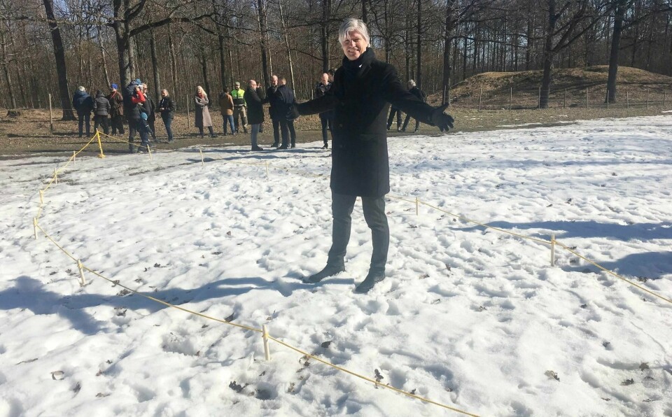 Miljøminister Ola Elvestuen (V) i Borreparken i Vestfold der det er funnet en skipsgrav som sannsynligvis stammer fra vikingtiden. Det gule tauet markerer omfanget av skipet.