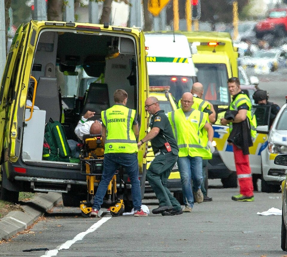 En skadd person fraktes inn i en ambulanse etter angrepet mot al-Noor-moskeen i Christchurch i New Zealand i går.