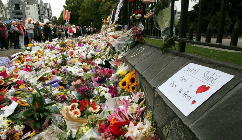 Et blomsterhav minner om terroraksjonen i Christchurch i New Zealand der 50 mennesker ble drept. Nå varsles endringer i våpenloven.