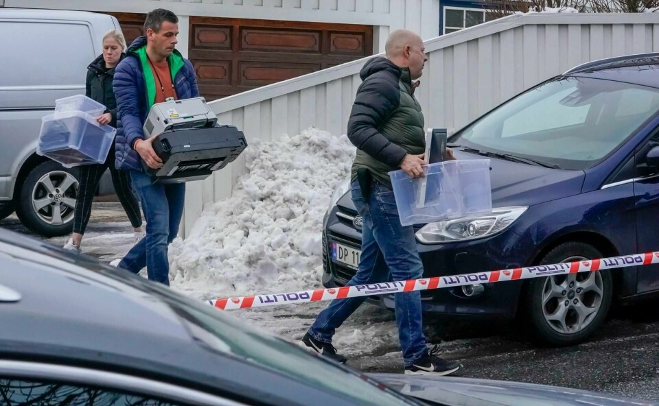 Politiet bærer ut beslag fra boligen til justisminister Tor Mikkel Wara på Røa i Oslo. Laila Anita Bertheussen er siktet for å ha tent på parets bil natt til 10. mars for å vekke mistanke om at en straffbar handling er begått, uten at den er det. Hun ble pågrepet av PST torsdag.