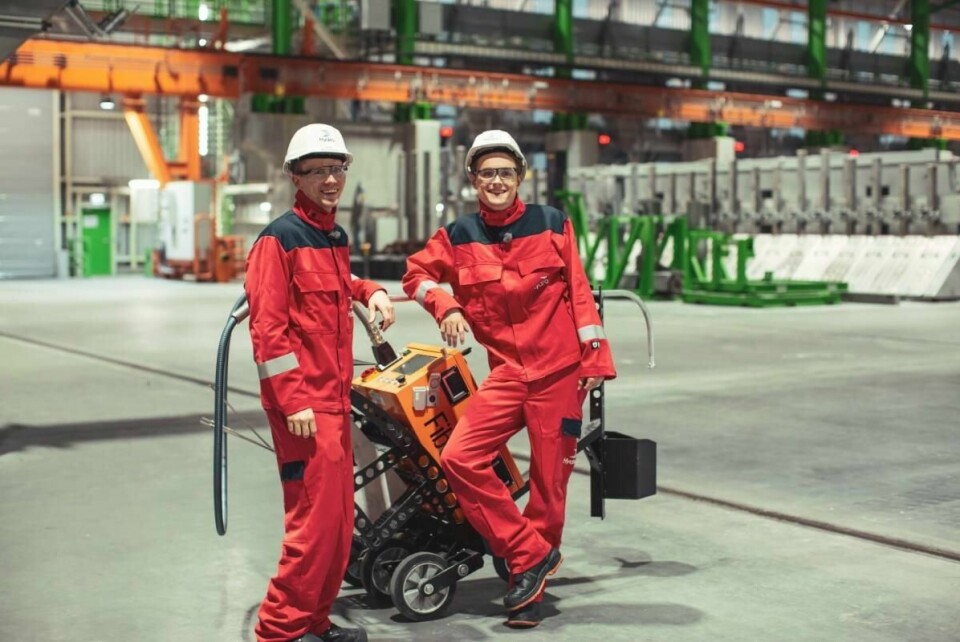 Elias 'Kime' Rådlund besøker Hydro Karmøy i forbindelse med kampanjen for å få flere unge til å velge teknikk og industriell produksjon (TIP) på vgs. Her ble han tatt i mot av Morten Snyden Stangeland, som gikk kjemiprosesslinja på videregående, et av fagene innenfor TIP.