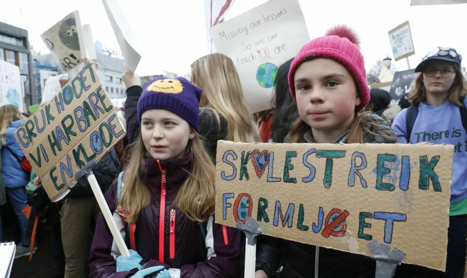 Sara Wanvik Misund (t.v.) og Nanna Buchardt Werpen fra Høvik skole og streikende skoleelever er på plass utenfor Stortinget fredag morgen.