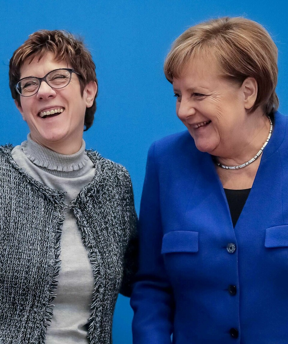 REGJERINGEN ETT ÅR: Angela Merkel stortrives i sin nye rolle som bare kansler. Annegret Kramp-Karrenbauer er blitt partileder, men befinner seg i et politisk tomrom, skriver Erik Sagflaat. FOTO: MICHAEL KAPPELER/NTB SCANPIX
