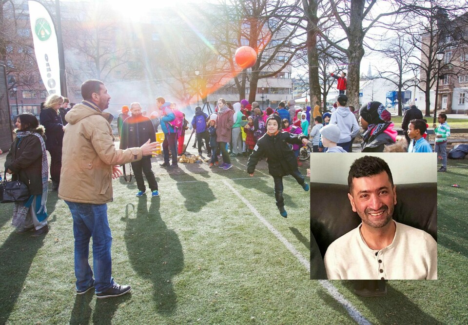 Mohamed Fariss (innfelt) jobber til daglig med ungdom på Tøyen, og på fritiden jobber han frivillig for sportsklubben Sterling som gir utsatt ungdom en mulighet til å drive med organisert idrett. I 2017 mottok han prisen som årets osloborger for dette arbeidet.