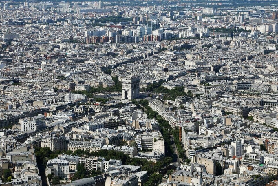 Paris, her sett fra Eiffeltårnet, er sammen med Singapore og Hongkong verdens dyreste by.