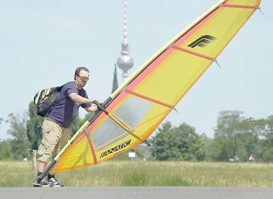 Den nedlagte flyplassen Tempelhof sentralt i Berlin kan brukes til så mangt. For eksempel surfing. FOTO: NTB SCANPIX