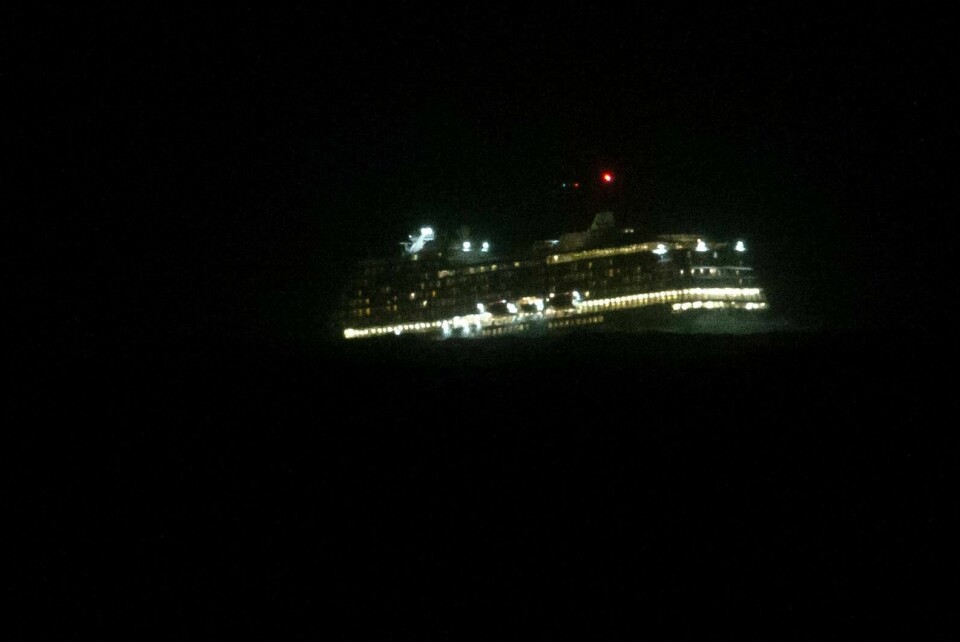 HUSTADVIKA 20190323.
Et redningshelikopter svever over cruiseskipet Viking Sky som er i problemer under stormen ved Hustadvika i Møre og Romsdal.
Foto: Svein Ove Ekornesvåg / NTB scanpix