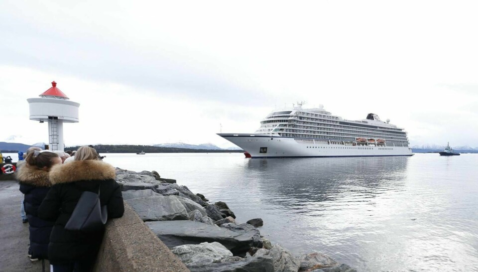 Sjøfartsavdelingen i Statens Havarikommisjonen er mandag på plass i Molde for å finne ut hva som galt da Viking Sky fikk motorstans i Hustadvika lørdag. Den amerikanske havarikommisjonen vil også delta i undersøkelsene. Her ankommer cruiseskipet Molde søndag.