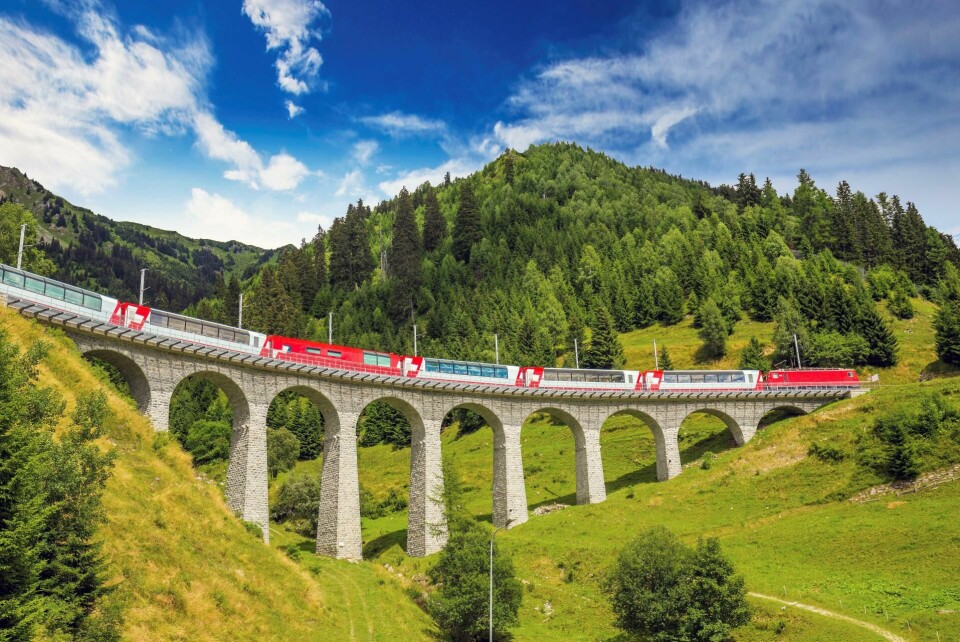 Sveits trekkes ofte fram som et av de vakreste landene i Europa for togreiser. Ikke alle ruter dekkes av interrailbilletten, men de kan likevel oppleves med noen gode rabattordninger. Sveits trekkes ofte fram som et av de vakreste landene i Europa for togreiser. Ikke alle ruter dekkes av interrailbilletten, men de kan likevel oppleves med noen gode rabattordninger.
