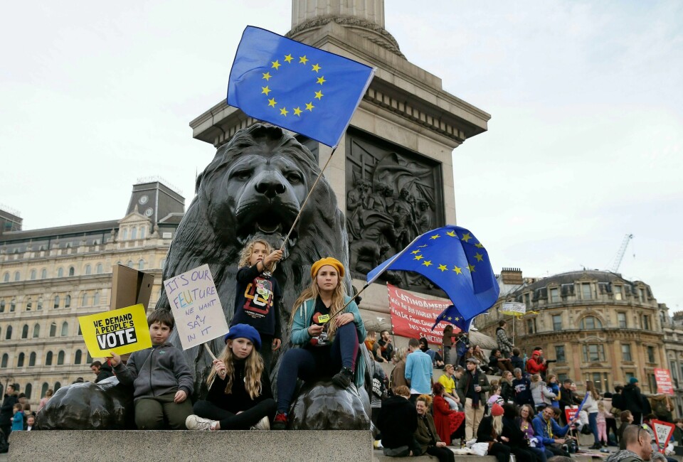 Demonstranter på Trafalgar Square i London lørdag.