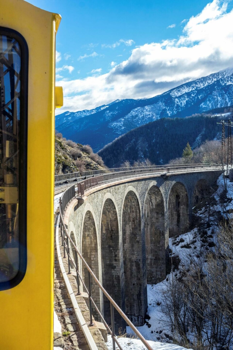 Petit Train Jaune (det lille gule toget) i Pyreneene byr på en av de vakreste turene på kontinentet, også vinterstid. Foto: Shutterstock/NTB scanpix Petit Train Jaune (det lille gule toget) i Pyreneene byr på en av de vakreste turene på kontinentet, også vinterstid. Foto: Shutterstock/NTB scanpix