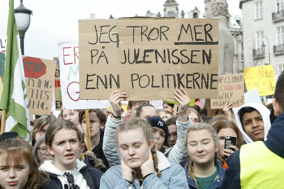 Streikende skoleelever med paroler utenfor Stortinget fredag.